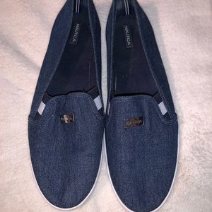 Náutica Canvas tennis shoes size 11